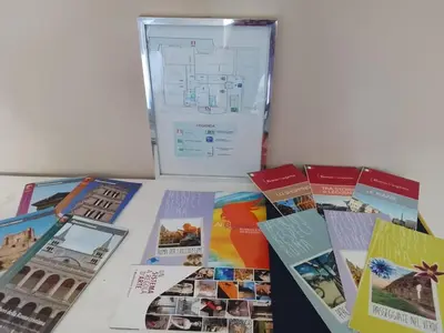 a bunch of brochures sitting on top of a table at Casa Bella B&B 2 Unità - Una con bagno privato oppure camera con bagno condiviso in Rome