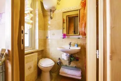 a bathroom with a toilet and a sink at Casa Bella B&B 2 Unità - Una con bagno privato oppure camera con bagno condiviso in Rome