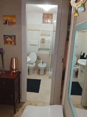 a bathroom with two toilets and a sink at Casa Bella B&B 2 Unità - Una con bagno privato oppure camera con bagno condiviso in Rome