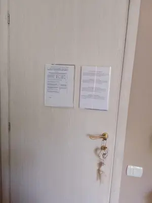 a white door with two pieces of paper on it at Casa Bella B&B 2 Unità - Una con bagno privato oppure camera con bagno condiviso in Rome
