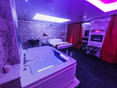 a room with a large tub in a room with a room at Il Gladiatore in Rome