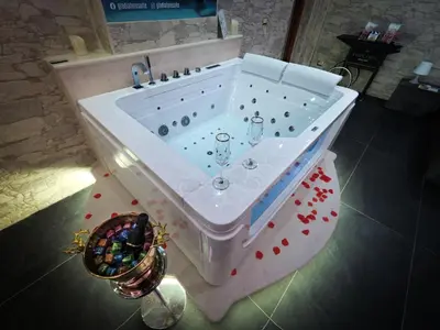 a bath tub with wine glasses in it at Il Gladiatore in Rome