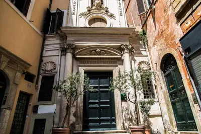 a building with a black door and a window at H-Aviva Giubbonari Apartment in Rome