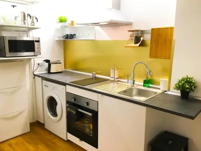 a kitchen with a sink and a washing machine at Appartamento con magnifico terrazzo vicino a Metropolitana e Vaticano in Rome