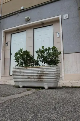 a large planter sitting in front of a garage at Locazione Turistica 
