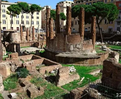 a view of the ruins of the ancient city at A Casa di Giulia in Rome
