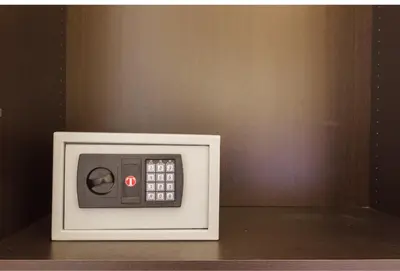 a small microwave oven sitting on top of a table at Eco B&B Marela in Rome