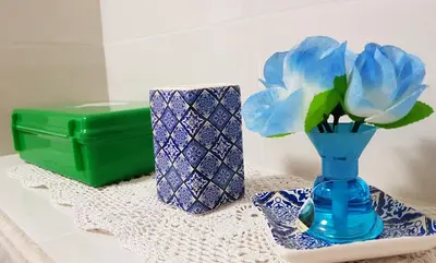 a blue vase with a blue flower on a table at Il Giardino Al Pigneto in Rome