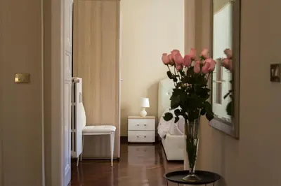 a vase of pink roses sitting on a table in a room at Marbel - Casa vacanze in Rome