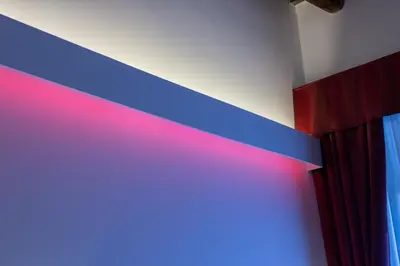 a blue and red stripe on a wall with a curtain at Magenta Luxury Argentina in Rome