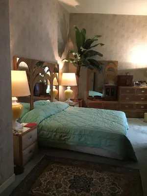 a bedroom with a bed with green sheets and two lamps at Elle house Roma in Rome