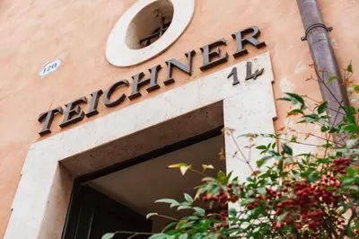 a sign on a building that reads performing at Teichnersuite in Rome