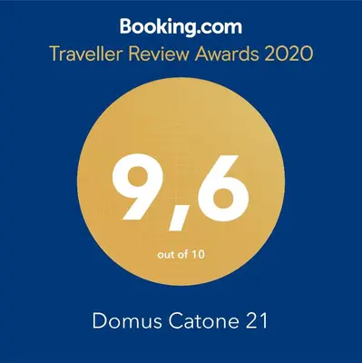 a yellow circle with the number inside it at Domus Catone in Rome