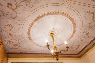 a room with a ceiling with a chandelier at Vittoria Street Charming in Rome