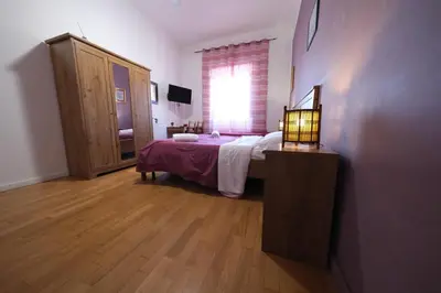 a bedroom with a bed and a window at Gialel Guesthouse in Rome