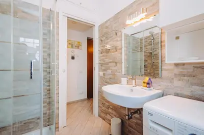 a bathroom with a sink and a shower at Ottoboni Apartment, 4 persone, balcone, Wi-Fi, Stazione Tiburtina in Rome