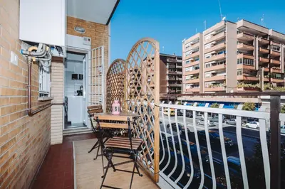 a balcony with a table and chairs on a balcony at Ottoboni Apartment, 4 persone, balcone, Wi-Fi, Stazione Tiburtina in Rome