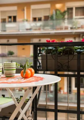 a table with oranges on top of a balcony at Casette Romane 