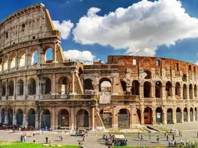 a large building with people in front of the coliseum at LE FATE SUITES in Rome