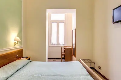 a bedroom with a bed and a window at Hotel Igea in Rome