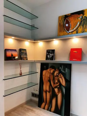 a shelf with a picture of a couple kissing at Spagna Gregoriana 46 in Rome