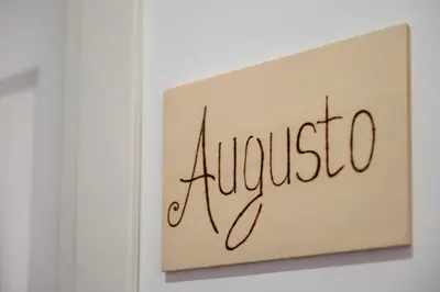 a sign with the word augo on a wall at Lo Sguardo sui Re in Rome