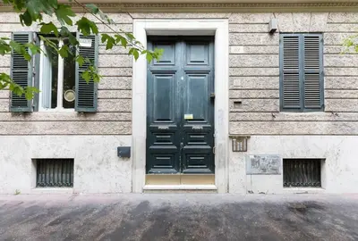 a building with a blue door and two windows at Smart Lodgings Plus in Rome