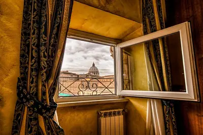 a window with a view of the capitol building at B&B A Picture of Rome in Rome