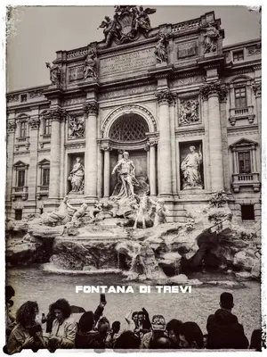 a black and white photo of a building with a fountain at Casa Vacanza Katiuscia in Rome