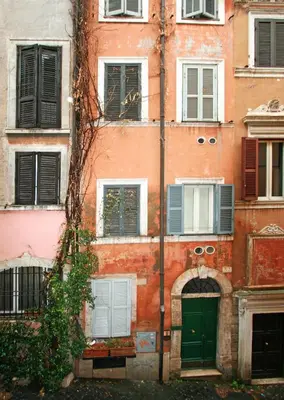 an old building with a green door and windows at Roma center Fori Imperiali Raffy's charming Suite in Rome