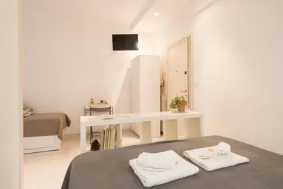 a white room with a bed with two towels at Magenta Collection Terrione 17 in Rome