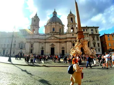 a crowd of people walking in front of a large building at CASA ARIEL in Rome