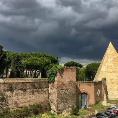 LUMINOSA VISTA PIRAMIDE