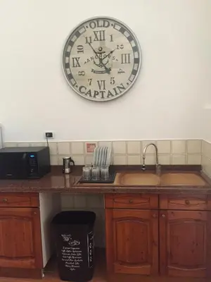 a clock on the wall above a kitchen sink at Appartamento vicino Stazione Termini e Colosseo in Rome