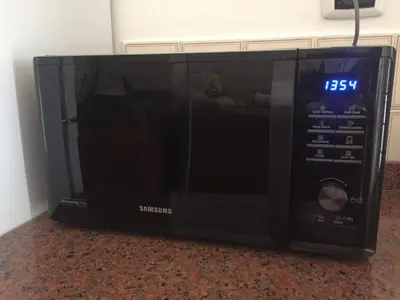 a black microwave oven sitting on the floor at Appartamento vicino Stazione Termini e Colosseo in Rome