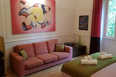 a living room with a couch and a dog painting at A casa di Juno 