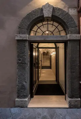 an entrance to a hallway with an archway at Laurina 33 in Rome