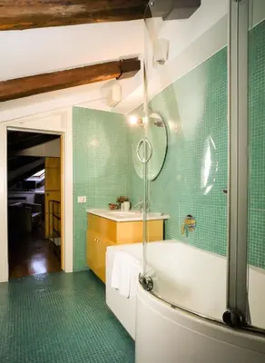 a bathroom with a tub and a sink at Appartamento a Castel Sant'Angelo con terrazza in Rome