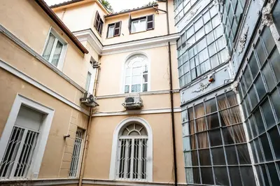 a building next to a building with windows at La Vite 94 in Rome