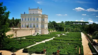 a large building with a garden in front of it at Appartamento Remanton in Rome