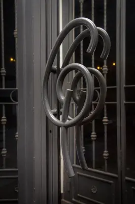 a metal loop on the door of a window at L’ARTSHOP in Rome