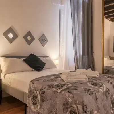 GuestHost - Fori Imperiali Apartment