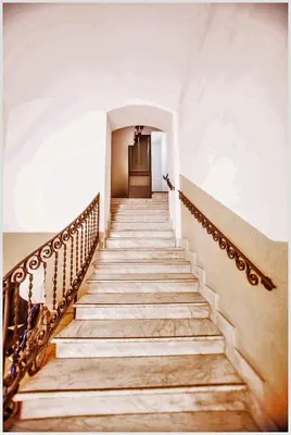 a staircase leading up to a door in a building at Accogliente appartamento a Testaccio in Rome