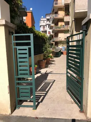 a green door on the side of a building at Viaggio da Bea al Gianicolo in Rome