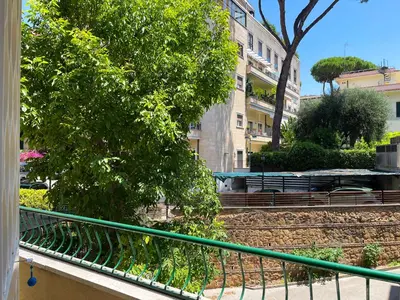 a green railing in front of a building at Viaggio da Bea al Gianicolo in Rome