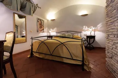a bedroom with a bed in a room at Rifugio degli Artisti B&B in Rome