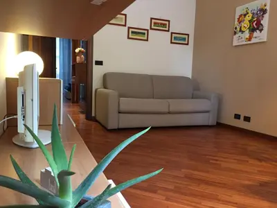 a living room with a couch and a plant at Il giardino nascosto in Rome