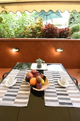 a table with a basket of fruit on a table at Il giardino nascosto in Rome