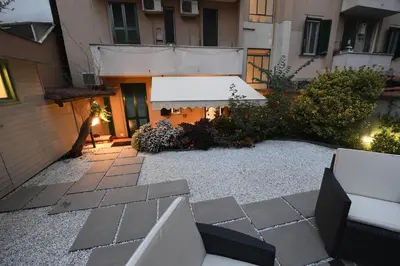an empty courtyard with a building and a building at Il giardino nascosto in Rome