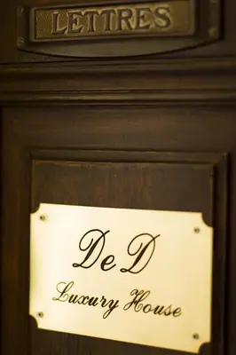 a sign on a wooden door with the words beary house at DD Luxury House in Rome